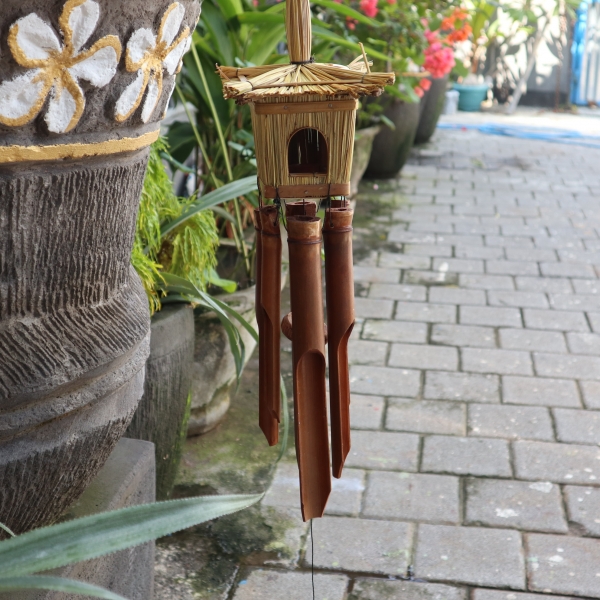 Quadratisches Seegras Vogelhaus mit Windspiel