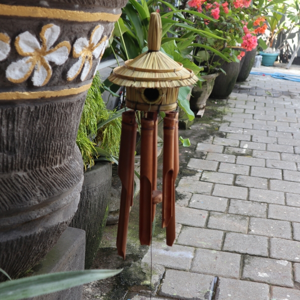 Rundes Seegras Vogelhaus mit Windspiel