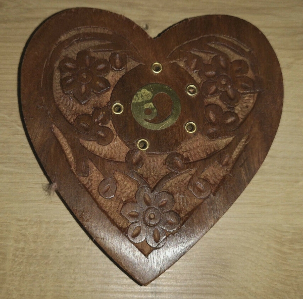 Räucherkegel Halter Herz aus Sheesham-Holz mit Messing Yin u. Yan