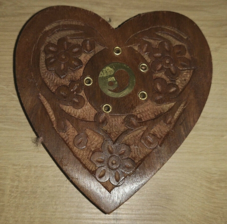 Räucherkegel Halter Herz aus Sheesham-Holz mit Messing Yin u. Yan